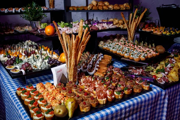 Verschiedene Kleine Snacks Bei Der Bankettveranstaltung Außengastronomie — Stockfoto