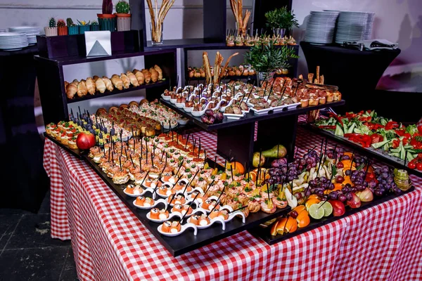 Verschiedene Kleine Snacks Bei Der Bankettveranstaltung Außengastronomie — Stockfoto