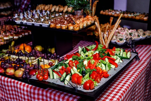 Yemek Servisinde Bir Tepsi Sebze Atıştırmalıklar — Stok fotoğraf