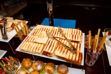 Etkinlik yemekleri, farklı atıştırmalıklar.