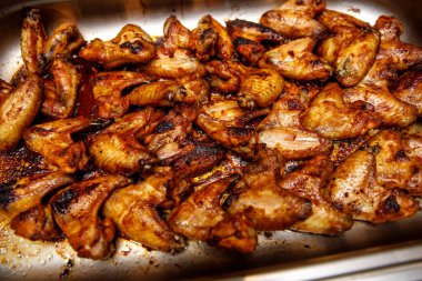 Baharatlı soslu BBQ Tavuk kanatları.