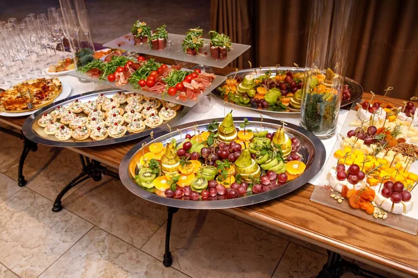 Mesa Banquete Catering Lindamente Decorada Com Diferentes Lanches Aperitivos Comida — Fotografia de Stock