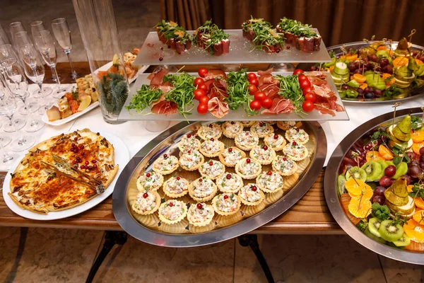 Όμορφα Διακοσμημένο Τραπέζι Γευμάτων Διαφορετικά Σνακ Τροφίμων Και Ορεκτικά Για — Φωτογραφία Αρχείου