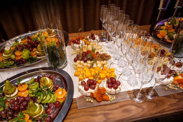 Splendidamente Decorato Tavolo Banchetto Catering Con Diversi Snack Alimentari Antipasti — Foto Stock