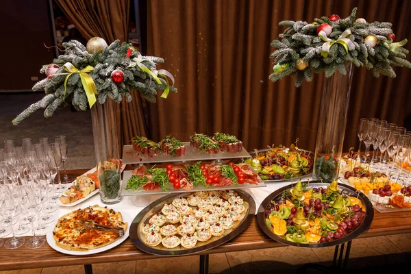 Όμορφα Διακοσμημένο Τραπέζι Γευμάτων Διαφορετικά Σνακ Τροφίμων Και Ορεκτικά Για — Φωτογραφία Αρχείου