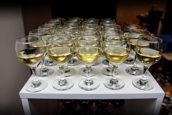 イベントケータリングのテーブルの上に白ワインとメガネ — ストック写真
