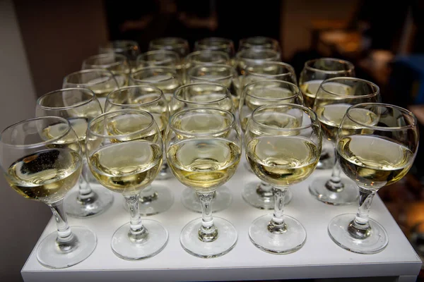 Verres Avec Vin Blanc Sur Table Sur Restauration Événementielle — Photo