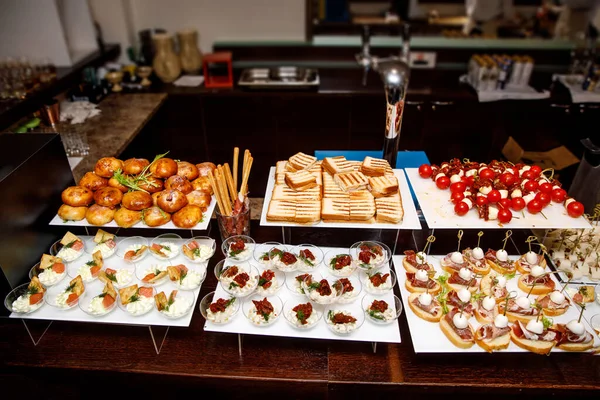 テーブルセットサービスは 宴会でテーブルの上に様々な軽食を提供しています 冷たい軽食 カナッペ ドリンク クローズアップのセット — ストック写真