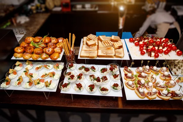 Mesa Catering Sirve Varios Aperitivos Una Mesa Banquete Conjunto Bocadillos —  Fotos de Stock