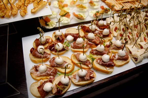 Mesa Catering Sirve Varios Aperitivos Una Mesa Banquete Conjunto Bocadillos — Foto de Stock