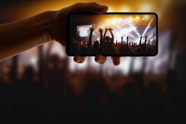 Etkinlikteki teknolojiyi kullanarak. Cep telefonu elinde..