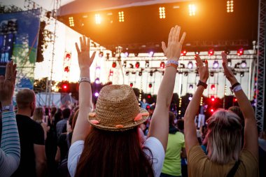 Yaz müzik festivalinde elini kaldıran insanlar. Konser zevki