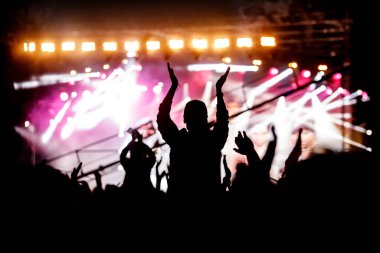 Konserdeki insanlar. Siyah siluetler