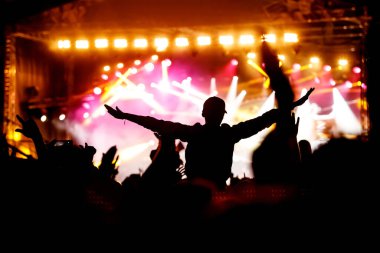 Konserdeki insanlar. Siyah siluetler