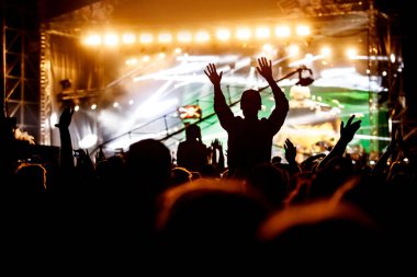 Kalabalık konserinin silueti, müzik hayranları
