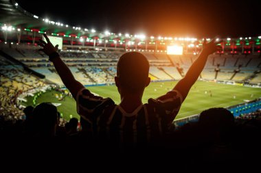Futbol taraftarları kalabalık futbol stadyumunda takımı destekliyor