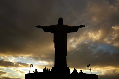 Rio de Janeiro, Brezilya - 21.11.2019: İsa heykelinin siyah silueti. Gün batımı gökyüzünde çapraz