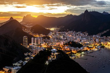 Rio de Janeiro 'nun alacakaranlıktaki panoramik manzarası. Sugar Loaf tepesinden gün batımı görünümü.