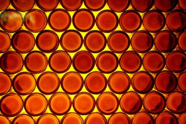 Turuncu şişelerin arka planı.