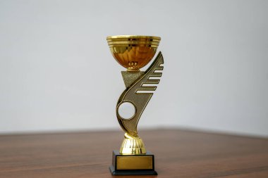 Kazanan kupalar masada..