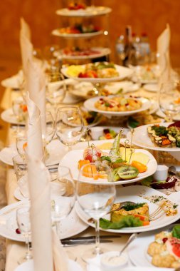 Ziyafet masasındaki meyveler ve diğer atıştırmalıklar.