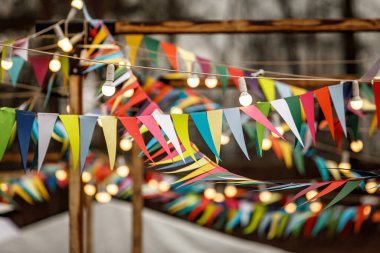 Tatil bayraklarının geçmişi. Birçok renkli bayrak ve fener.