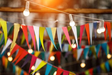 Tatil için çok sayıda üçgen bayrak