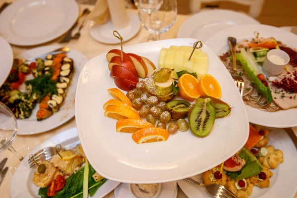 Φρούτα Και Άλλα Σνακ Στο Τραπέζι Του Δείπνου — Φωτογραφία Αρχείου
