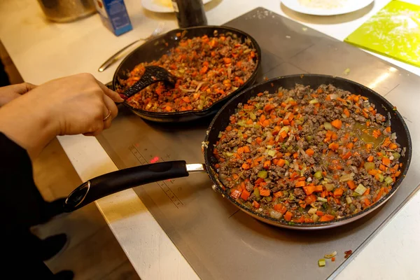 Cozinhar Recheio Para Lasanha Cozinhar Fritar Carne Picada Com Legumes — Fotografia de Stock