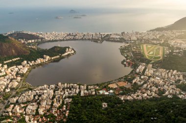 Rio de Janeiro 'nun seçkin Lagoa bölgesi. İnsansız hava aracından görüntüle