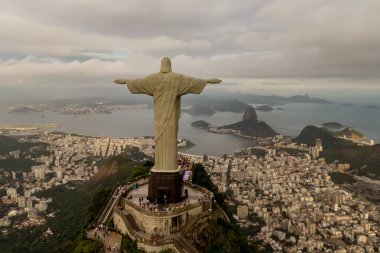 Rio de Janeiro, Brezilya - 21.11.2019: Rio de Janeiro 'nun İsa' nın Kurtarıcısı heykeli ile hava manzarası.