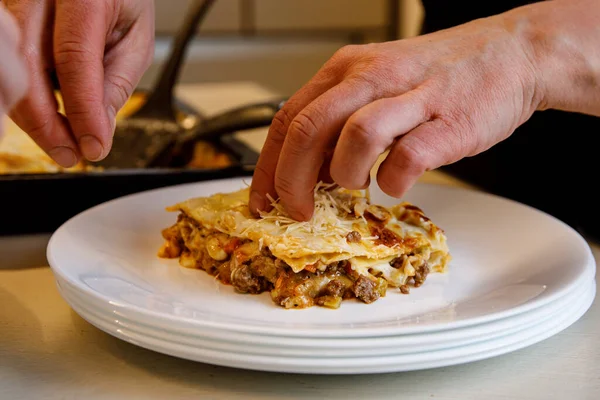 Cook Met Morceau Lasagne Fraîche Sur Une Assiette Blanche — Photo