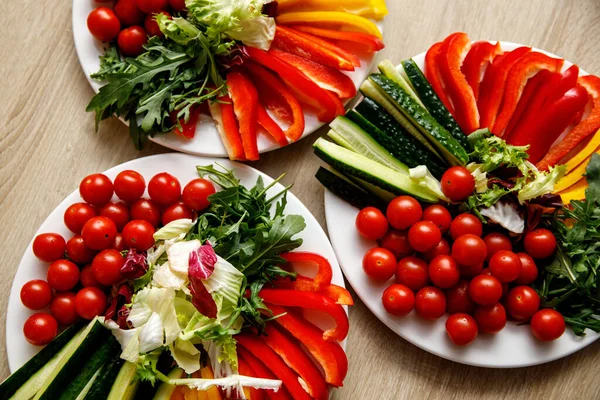 Frisches Gemüse Runden Weißen Tellern — Stockfoto