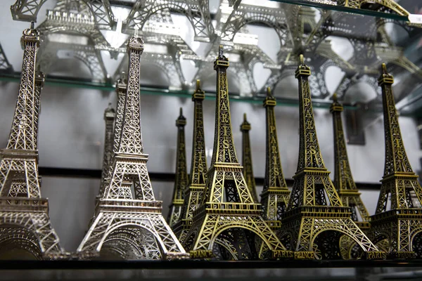 Obchod Suvenýry Paříži Malé Kopie Eiffelovy Věže — Stock fotografie
