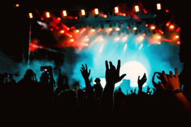 Bir sürü el, konserde kalabalık. Siluetler