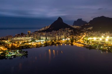 Rio de Janeiro 'nun seçkin Lagoa bölgesi. İHA 'dan gece görüntüsü