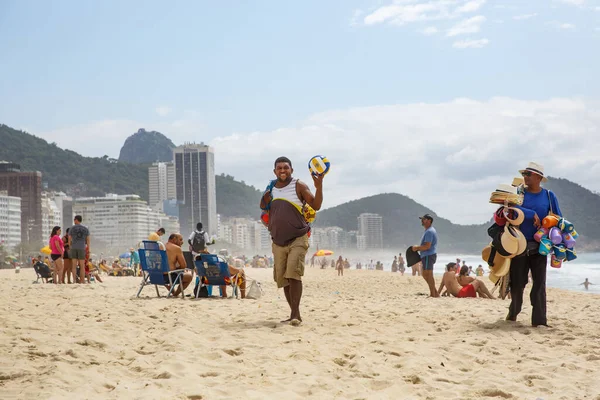 Rio Janeiro Brasil 2019 Comerciante Playa Copacabana Vendedor Ambulante Brasileño — Foto de Stock