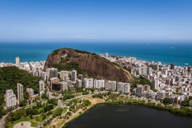 Rio de Janeiro 'nun seçkin Lagoa bölgesi. İnsansız hava aracından görüntüle