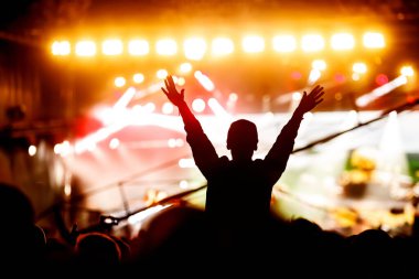 Müzik fanatiği, sahnede ünlü bir sanatçının gece performansından zevk alıyor..