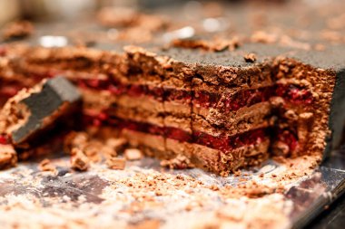 Çikolatalı ve çilekli pasta. Pasta doğranmış..