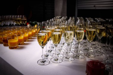 Şampanyalı bir sürü kadeh.