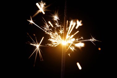 Siyah arkaplanda parlayan yanan maytap