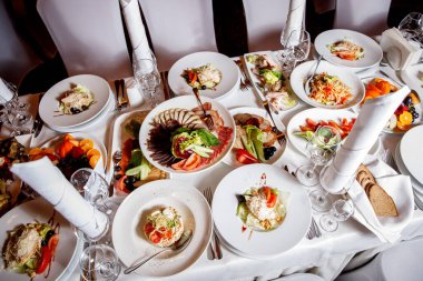 Ziyafetten önce yemekli bir masa. Misafir salonu için hazır.