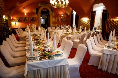 Kırmızı salon ziyafet için hazır.