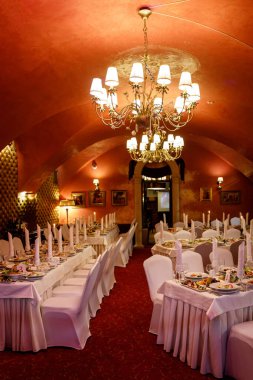 Kırmızı salon ziyafet için hazır.