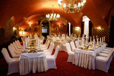 Kırmızı salon ziyafet için hazır.