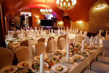 Kırmızı salon ziyafet için hazır.