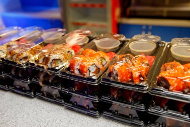 Suşi plastik kutularda..