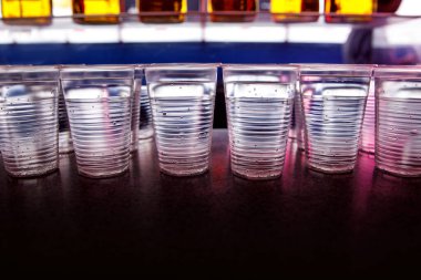 Tek kullanımlık plastik bardaklar.