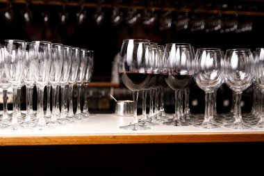 Yemek servisinde kırmızı şaraplı boş bardaklar.